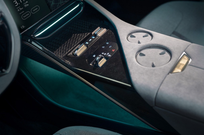 Về thiết kế, Lotus Eletre mang thiết kế SUV trần thấp với khoang lái chồm về phía trước, đầu và đuôi xe ngắn nhằm tái hiện thiết kế xe thể thao động cơ đặt giữa của Lotus. Các đặc trưng thiết kế khác của Lotus được thể hiện qua đèn DRL tạo hình chữ L tích hợp xinhan tuần tự, trong khi đó đèn pha chính được giấu khéo léo bên trong mặt calăng màu đen.