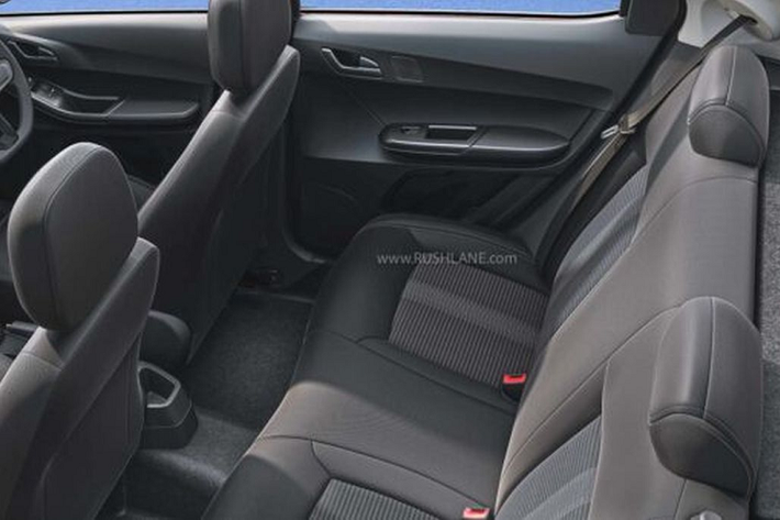 Bên trong cabin, ngoài các trang bị có sẵn trên mẫu xe hiện tại Tiago NRG XT 2022 được bổ sung thêm hệ thống thông tin giải trí với màn hình 3,5 inch do Harman cung cấp, các nút điều khiển gắn trên tay lái, đèn sương mù phía trước, ghế lái có thể điều chỉnh độ cao, nội thất màu đen than,...