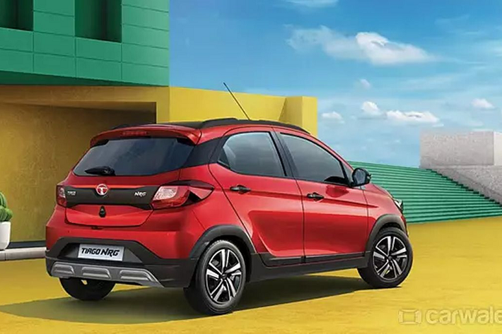 Về an toàn, Tiago NRG XT 2022 được trang bị hai túi khí cho hàng ghế trước, hệ thống chống bó cứng phanh ABS, hệ thống cảnh báo thắt dây an toàn, hệ thống hỗ trợ đỗ xe,… Về truyền động, Tiago NRG XT 2022 được trang bị động cơ xăng Revotron 1.2L, sản sinh công suất 84 mã lực và momen xoắn cực đại 113 Nm, tại 3.300 vòng/phút.
