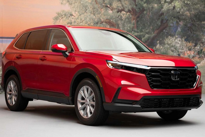 Honda CR-V thế hệ mới đã chính thức trình làng ở thị trường Mỹ vào hồi tháng 7 vừa qua. Sau 2 tháng, hãng Honda mới công bố mức bán cụ thể của mẫu crossover cỡ C này. Theo đó, tại thị trường Mỹ, giá xe Honda CR-V 2023 khởi điểm từ 32.355 USD (khoảng 744 triệu đồng) cho bản tiêu chuẩn EX 2WD, chưa bao gồm chi phí vận chuyển và giao xe. So với phiên bản cũ, giá khởi điểm của mẫu xe này tăng mạnh, lên đến 4.310 USD.