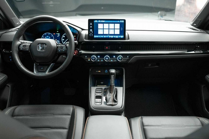 Trong khi đó, 2 bản còn lại được trang bị hệ truyền động hybrid, bao gồm máy xăng 2.0L nâng cấp và 2 mô-tơ điện. Hệ truyền động này tạo ra công suất tổng cộng 204 mã lực và mô-men xoắn cực đại 335 Nm. Riêng bản Sport Touring sẽ chỉ dùng hệ dẫn động AWD. Lượng xăng tiêu thụ của bản Sport khi dùng hệ dẫn động 2WD là 5,47 lít/100 km trong đô thị, 6,53/100 km ngoài đô thị và 5,88/100 km kết hợp.