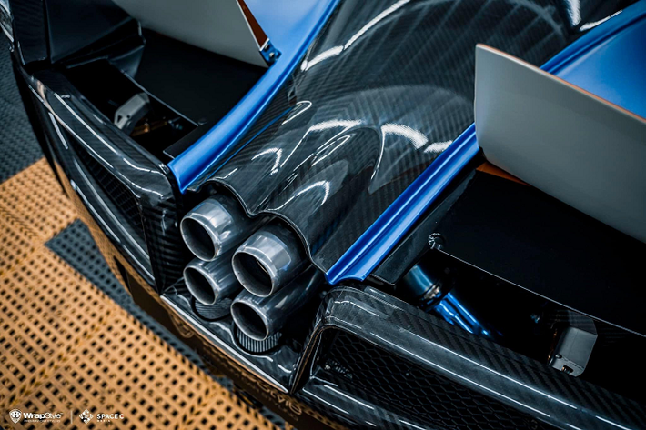 Mới đây, doanh nhân Phạm Trần Nhật Minh đã chia sẻ trên trang Facebook cá nhân hình ảnh chụp cùng hypercar Pagani Huayra độc nhất Việt Nam. kèm dòng trạng thái "Chuẩn bị xe ăn Tết thôi".