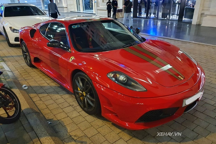 Việt Nam hiện chỉ có 2 chiếc Ferrari 430 Scuderia, cả 2 đều có ngoại thất màu đỏ đặc trưng của thương hiệu nhưng khác biệt dễ nhận ra nhất chính là Ferrari 430 Scuderia đầu tiên về nước có 2 sọc màu vàng chạy từ nắp capô lên trần và kết thúc ở đuôi xe, còn chiếc thứ 2 đi kèm sọc màu tối.