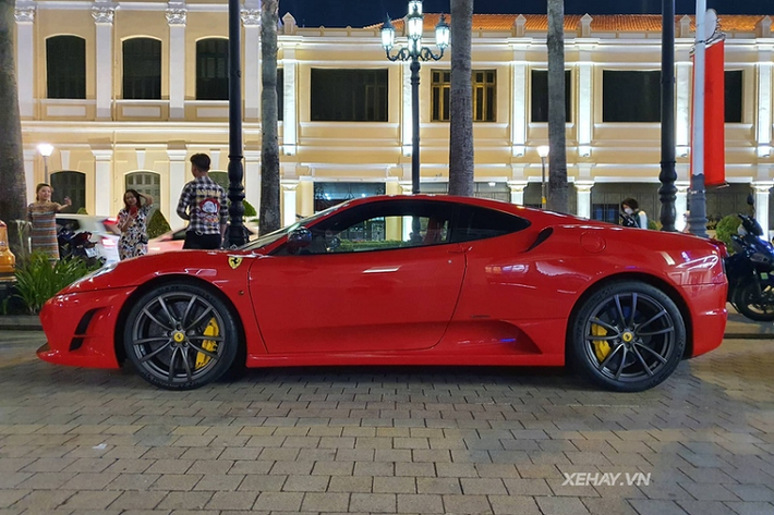 Cùng sử dụng động cơ V8 4.3L giống 430 nhưng 430 Scuderia lại mạnh mẽ hơn đáng kể, với công suất lên tới 503 mã lực (tăng 20 mã lực) và mô-men xoắn cực đại 471 Nm (tăng 6 Nm).