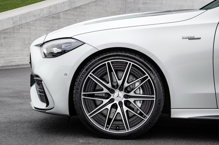 Không chỉ mạnh mẽ hơn, Mercedes-AMG C43 4Matic 2023 còn có thiết kế ngoại thất thể thao hơn so với các phiên bản khác của dòng C-Class thế hệ mới. Có được điều đó là nhờ lưới tản nhiệt Panamericana với nan dọc vốn chỉ dành cho xe hiệu suất cao của Mercedes-Benz và 4 đầu ống xả hình tròn phía sau.