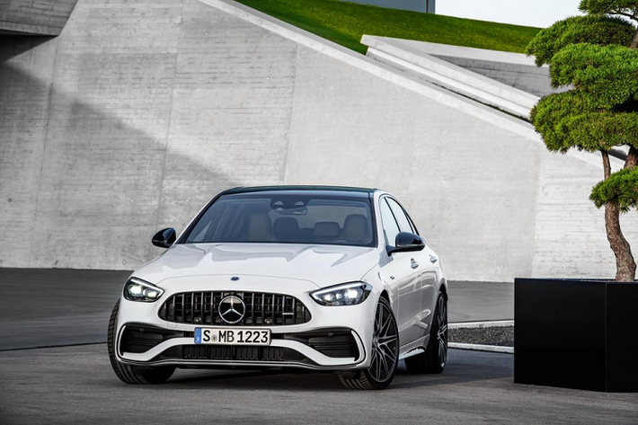 Bên trong Mercedes-AMG C43 4Matic 2023 là không gian nội thất được bọc bằng da Artico nhân tạo và nỉ Microcut với những điểm nhấn màu đỏ, "tông xuyệt tông" với dây đai an toàn. Nếu chi thêm tiền, người mua có thể bổ sung da thật và da Nappa cho xe.