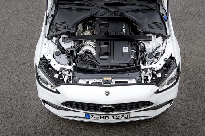 Trong khi đó, hệ dẫn động 4 bánh toàn thời gian 4Matic của xe có hơi hướng phân bổ mô-men xoắn về cầu sau nhiều hơn với tỷ lệ 31% trước và 69% sau. Nhờ động cơ mạnh hơn, Mercedes-AMG C43 4Matic 2023 có thể tăng tốc từ 0-100 km/h trong thời gian 4,6 giây trước khi đạt vận tốc tối đa 250 km/h. Nếu có thêm gói AMG Driver’s Package tùy chọn, vận tốc tối đa của xe sẽ tăng lên 265 km/h.