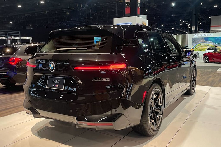 Chưa hết, chiếc SUV điện hiệu năng còn được trang bị cần số điện tử với kích thước nhỏ gọn, cụm nút điều chỉnh hệ thống giải trí được làm bằng pha lê sang trọng, hàng ghế trước thiết kế thể thao và chức năng điều khiển cử chỉ và trợ lý ảo ra lệnh bằng giọng nói.