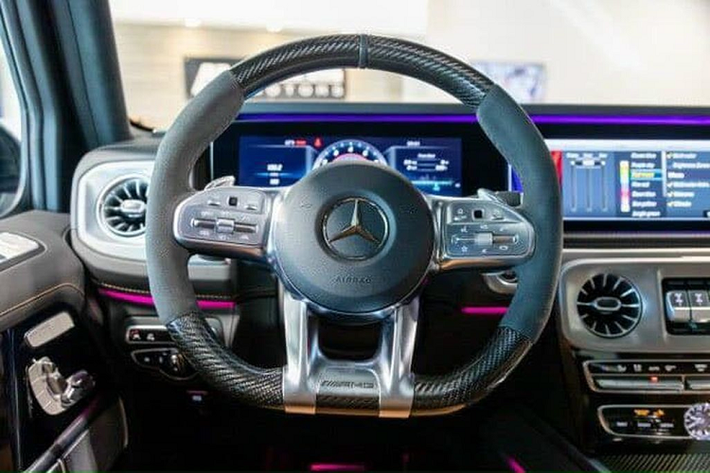 Đi kèm với màu sơn xanh, chiếc Mercedes-AMG G63 2022 hơn 14 tỷ nhập tư nhân này còn sở hữu một số chi tiết sơn đen, điển hình như bộ mâm đa chấu kép, ốp gầm,…