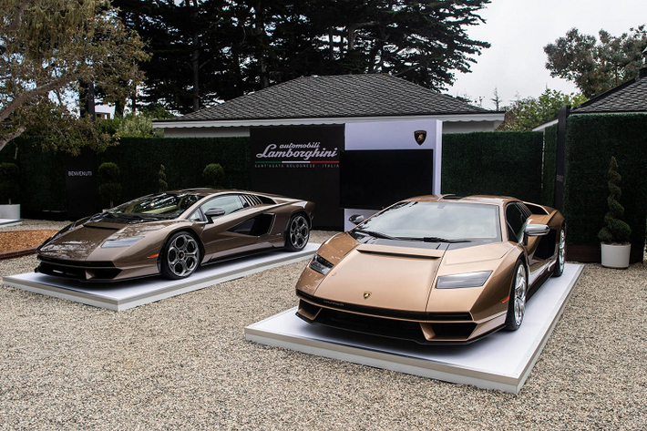 Bộ đôi Countach LPI 800-4 xuất hiện tại Monterey Car Week 2022 thực chất là 2 đơn hàng đầu tiên được giao đến tay khách hàng Mỹ. Một chiếc mang trên mình màu nâu sẫm Luci Del Bosco, trong khi chiếc còn lại nổi bật với màu vàng đồng Bronzo Zante ánh kim. Đại diện Lamborghini cho biết, cả 2 màu sơn này sẽ không xuất hiện lại trên bất kỳ chiếc Countach LPI 800-4 nào được bàn giao đến Mỹ trong tương lai.
