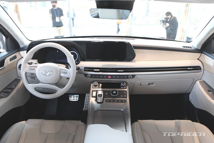 Mẫu xe SUV Hyundai Palisade 2023 mới sở hữu lưới tản nhiệt với thiết kế vuông vắn và rộng hơn trước. Bên trong lưới tản nhiệt là những mắt lưới dạng hình học mạ crôm sáng bóng. Ngoài ra, lưới tản nhiệt này còn nối liền với đèn báo rẽ, được thiết kế ẩn ở hai bên.