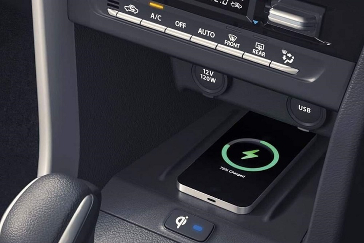Ở bản cao cấp, xe sẽ đi kèm bộ vành hợp kim mới có đường kính 16 inch và sơn 2 màu. Ngay cả sơn ngoại thất 2 màu với các cột màu đen, tạo hiệu ứng "nóc lơ lửng", cũng chỉ dành cho bản cao cấp.