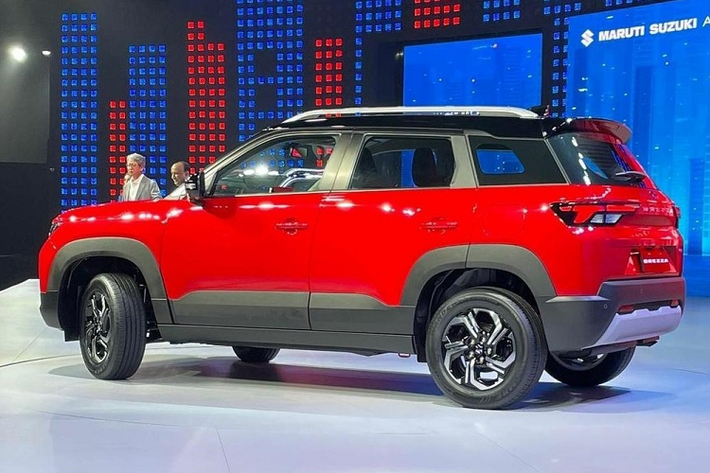 So với phiên bản cũ, phần đầu xe của Suzuki Brezza 2022 được thiết kế thẳng đứng hơn. Ngoài ra, đầu xe còn trông cứng cáp hơn nhờ nẹp màu đen tương phản trên cản trước và tấm ốp gầm giả màu bạc. Tương tự đầu xe, trên sườn xe cũng có nẹp màu đen, tạo cảm giác hầm hố cho mẫu SUV đô thị này.