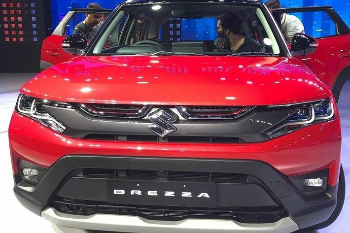 Đúng như những hình ảnh rò rỉ từ trước đó, Suzuki Brezza 2022 cho đô thị được áp dụng phong cách thiết kế mới. Theo đó, mẫu SUV hạng A này được trang bị nắp ca-pô hình vỏ sò phẳng hơn, hệ thống đèn pha với 2 bóng LED vuông vức, bao quanh bằng dải đèn LED định vị ban ngày và đèn sương mù trước mới. Cụm đèn pha này nối liền với nẹp dày dặn sơn màu xám nòng súng, nằm ngay bên dưới lưới tản nhiệt.