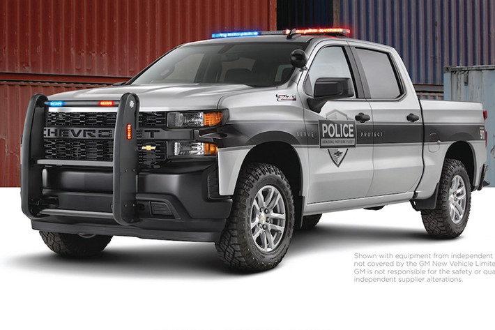 So với bản tiêu chuẩn, Chevrolet Silverado PPV bản cảnh sát có nhiều trang bị đặc biệt hơn, bao gồm hệ thống phanh vượt trội với bộ kẹp phanh 6 pít-tông phía trước và rô-to phía trước 16 inch của Brembo.