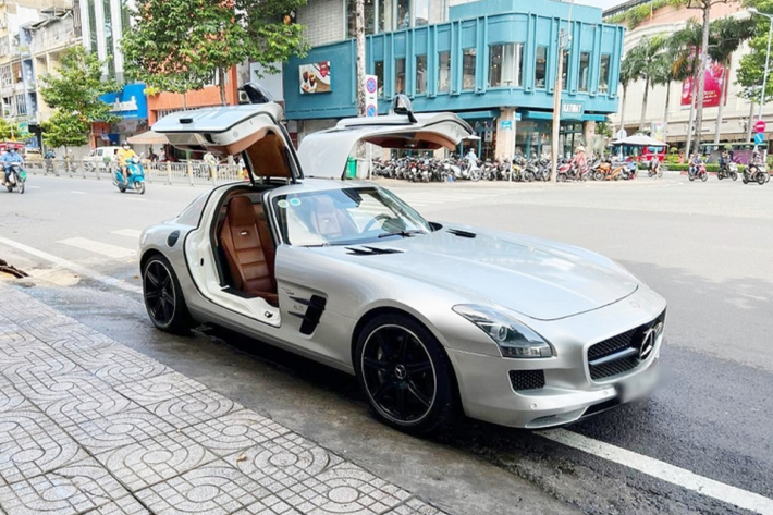 Nguyên nhân việc thay nội thất có thể do quá trình để xe ở MĐrắk dưới cái nắng Tây Nguyên đã làm cho phần da của xe bị ảnh hưởng nên Chủ tịch Trung Nguyên đã thay toàn bộ da mới cho khoang lái.