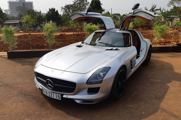 Đầu năm 2010, Mercedes-Benz Việt Nam chia sẻ về việc sẽ mang chiếc siêu xe Mercedes-Benz SLS AMG cửa cánh chim đang rất hot trên thế giới khi đó về Việt Nam theo đơn đặt hàng của một người chơi xe trong nước.