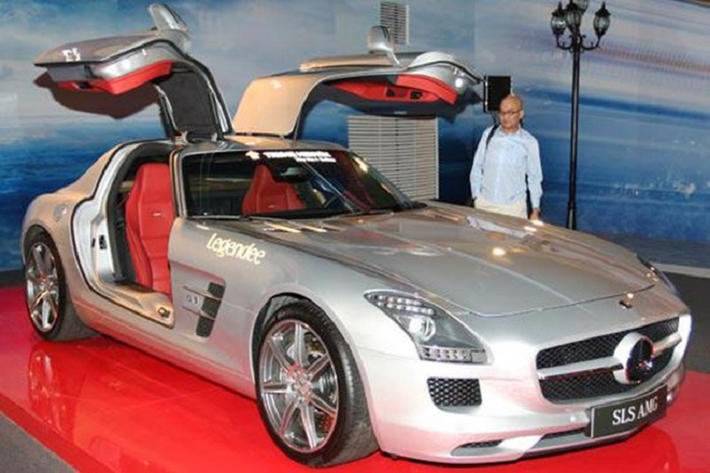 Hiện trong garage xe của ông Vũ đang có 3 chiếc xe Mercedes-Benz SLS AMG hàng hiếm khác bao gồm 1 xe tiêu chuẩn và 1 chiếc bản giới hạn 350 xe trên toàn thế giới mang tên gọi Mercedes-Benz SLS AMG Final Edition đều được nhập chính hãng.
