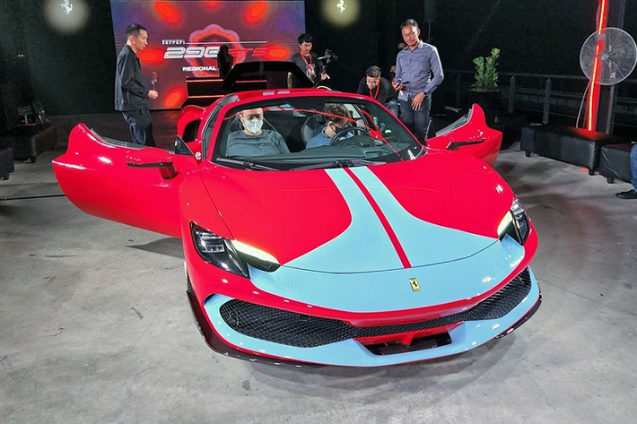 Hiện chưa rõ khi nào siêu xe Ferrari 296 GTB và 296 GTS được mang về Việt Nam để giới thiệu. Mức giá xe Ferrari 296 GTS tại thị trường Đông Nam Á từ 8,2 tỷ đồng, chưa bao gồm các loại thuế cụ thể của từng nước. Được biết, chiếc xe Ferrari 296 GTS được mang ra giới thiệu có ngoại thất sơn màu đỏ và thêm bộ tem tùy chọn của gói Assetto Fiorano.