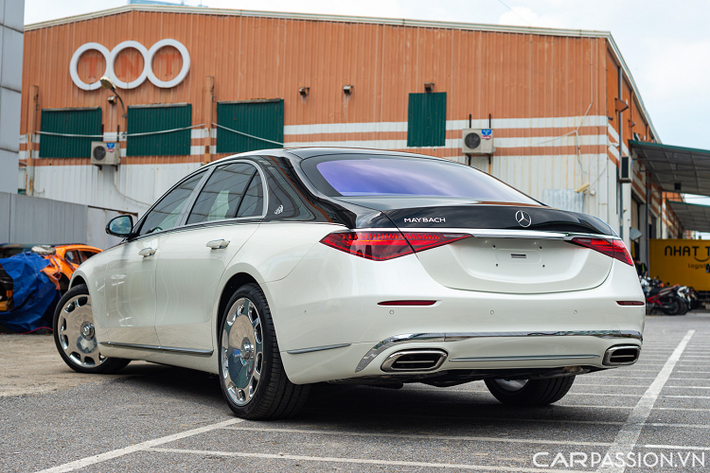 Chiếc Mercedes-Benz S450 L 2022 hạng sang này đã được nâng cấp bodykit của phiên bản Maybach chính hãng cùng ngoại thất sơn 2 màu trắng/đen. Xe đang được chào bán với mức giá hơn 6 tỷ đồng. Phiên bản S450 L có mức giá niêm yết chính hãng là 5,199 tỷ đồng cho phiên bản nhập nguyên chiếc từ Đức.