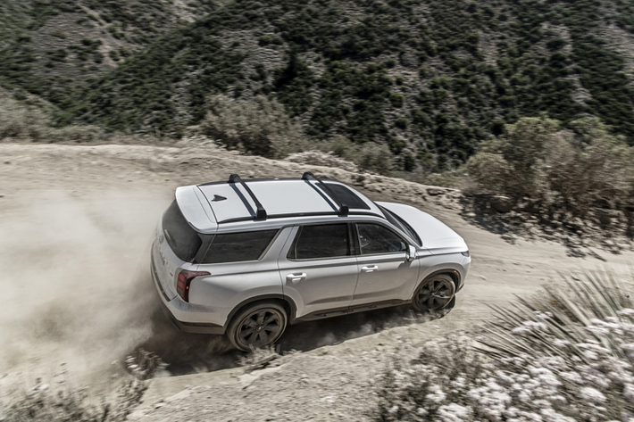 Hyundai Palisade 2023 thế hệ mới vẫn có cấu hình 7 chỗ nhưng hàng ghế thứ ba nay đã có thêm tính năng sưởi ghế, hàng ghế thứ hai có thêm tuỳ chọn làm mát, tựa tay và tựa đầu điều chỉnh được.