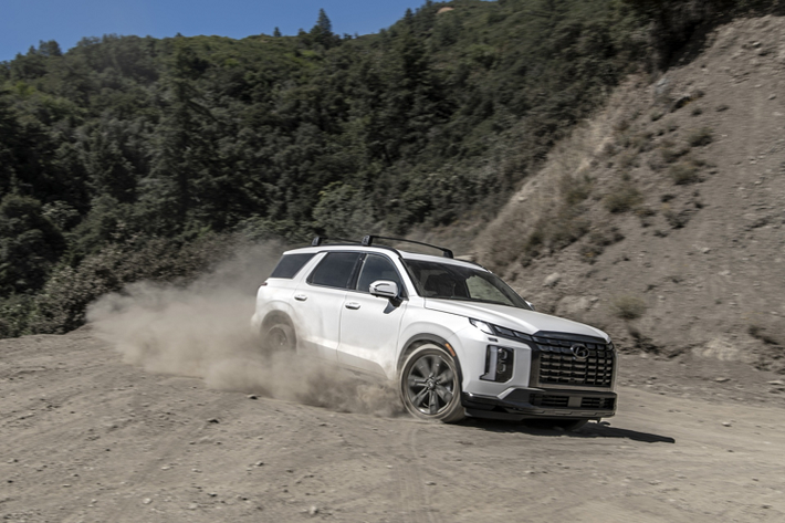 Phiên bản cao cấp Hyundai Palisade Calligraphy 2023 có giá 50.800 USD (1,18 tỷ đồng). Ngoài các bản thường, xe có thêm phiên bản XRT giá bán 42.000 USD (khoảng hơn 976 triệu đồng).