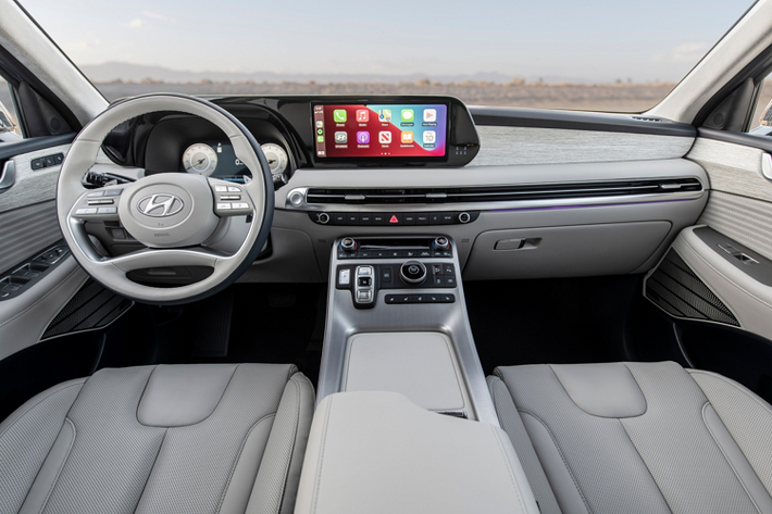 Lưới tản nhiệt được Hyundai làm góc cạnh hơn và chiếm gần hết diện tích đầu xe. Các chi tiết trong lưới tản nhiệt tạo hình nổi khối tôn vẻ hầm hố.