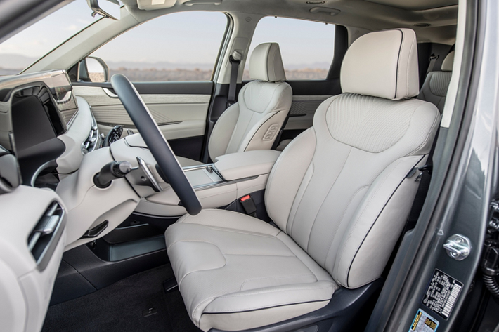 Bên trong, Hyundai trang bị thêm một số tiện nghi cũng như điều chỉnh một vài chi tiết nhỏ. Bảng taplo vẫn như thế hệ cũ nhưng tay lái 3 chấu đã được thay thế bằng loại 4 chấu mới. Kiểu vô lăng này đã thấy trên một số xe Genesis và mẫu 9 chỗ đời mới Staria.