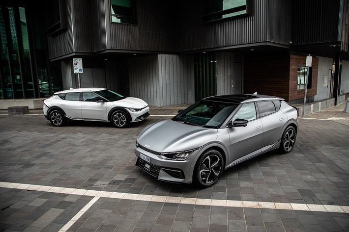 Mẫu xe được trang bị một bộ pin 77,4 kWh và có thể đi được 528 km trong một lần sạc. Xe có khả năng đạt tốc độ 100 km/h trong 7,3 giây. Mức giá xe KIa EV6 bản Air bắt đầu từ 67.990 AUD (tương đương 48.768 USD - khoảng hơn 1,1 tỷ đồng).