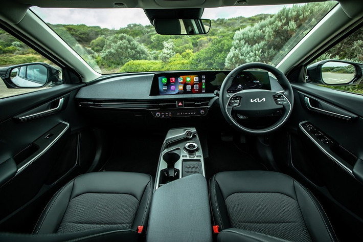 Cao cấp nhất là EV6 GT-Line AWD, được trang bị một cặp mô-tơ điện kết hợp để sản sinh công suất 320 mã lực và mô-men xoắn 605 Nm. Mẫu xe chỉ mất 5,2 giây khi tăng tốc 0-100 km/h nhưng khoảng hành trình di chuyển giảm xuống 484 km. Giá cho EV6 GT-Line AWD là 82.990 AUD (tương đương 59.528 USD).