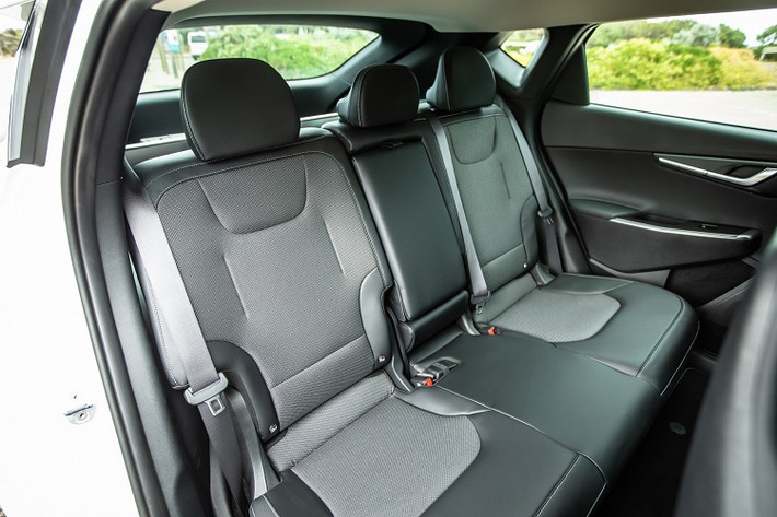 Hai phiên bản GT-Line có sự khác biệt về hệ dẫn động và số lượng mô tơ điện. Kia EV6 GT-Line bản RWD có cùng hệ thống truyền động với bản tiêu chuẩn Air nhưng xe được trang bị vành 20 inch, phạm vi di chuyển giảm xuống 504 km và giá bán là 74.990 AUD, tương đương 53.789 USD.