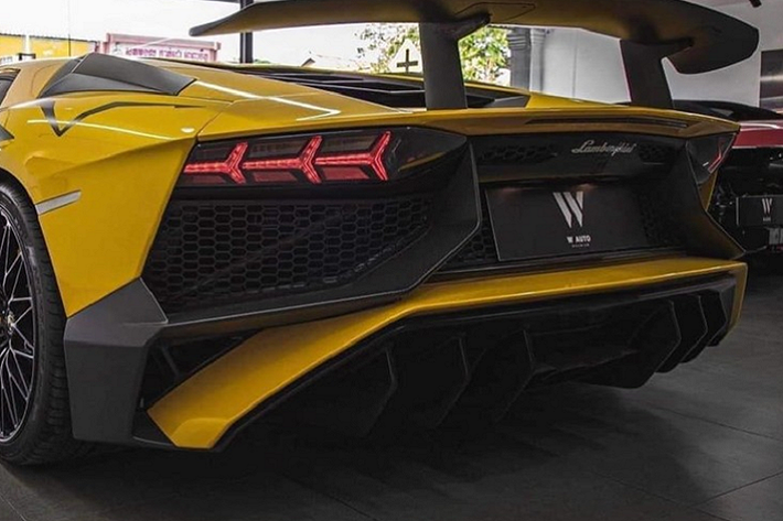 Bên trong khoang lái của siêu xe giới hạn Lamborghini Aventador SV Coupe chuẩn bị về dải đất hình chữ S làm dâu có nội thất bọc da Alcantara với các đường chỉ may màu vàng, logo SV hay các ký hiệu của dòng xe hiệu suất cao và giới hạn trên xe Lamborghini phiên bản SuperVeloce cũng xuất hiện.