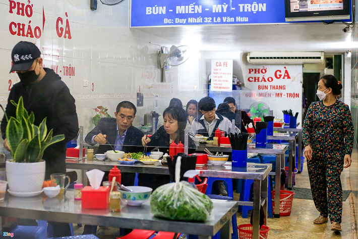 Một hàng phở gà nổi tiếng khác là Mai Anh trên phố Lê Văn Hưu (quận Hai Bà Trưng). Nơi đây tấp nập khách trong khoảng thời gian từ 7h đến 9h và 11h đến 13h.