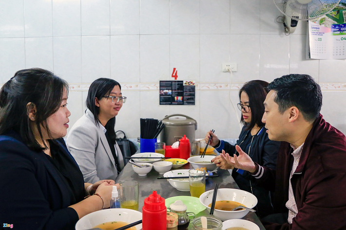 Chị Hoàng Yến (ngoài cùng, bên trái) đi cùng với các đồng nghiệp từ TP.HCM ra Hà Nội cho biết: “Về nguyên liệu tôi không thấy khác với phở bán ở TP.HCM nhiều. Điểm đặc biệt phở ở Hà Nội có vị nước dùng ngọt thanh và đậm đà hơn. Trứng chần ở ngoài Hà Nội có vị bùi và béo hơn. Đây là món ăn kèm làm tôi thích hương vị phở Hà Nội”. Quán có rất nhiều lựa chọn cho khách hàng, có thể ăn phở lườn, đùi, cánh... hoặc thêm trứng non, kê, tim... Giá mỗi bát từ 40.000 đến 50.000 đồng. "Mỗi ngày quán chúng tôi tiêu thụ trên dưới 20 con gà”, ông Bản chia sẻ.