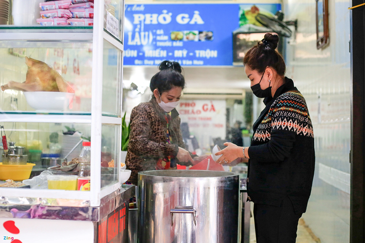 Mở cửa từ những năm 1982, dù có nhiều ý kiến cả khen lẫn chê, cửa hàng phở gà Mai Anh trên phố Lê Văn Hưu vẫn được đánh giá là một trong những quán nổi tiếng. “Khách tại hàng tôi đa số là dân văn phòng, du khách trong nước và quốc tế. Nhưng do dịch Covid-19, các đường bay quốc tế chưa được mở rộng nên thời điểm này lượng khách cũng giảm một phần so với trước đây. Hiện tại, trung bình mỗi ngày chúng tôi chỉ bán được tầm 200-300 bát/ngày”, chị Nguyễn Ngọc Loan (bên phải), cho biết.