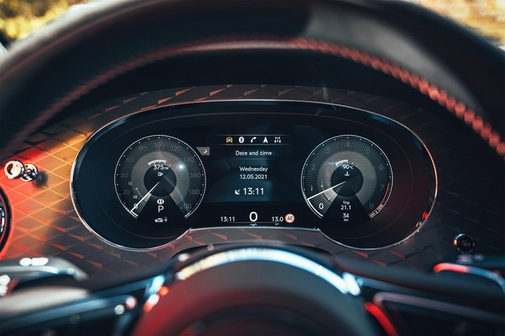 Chưa hết, Bentley Bentayga S 2022 còn được trang bị bộ vành hợp kim 22 inch đồ sộ, sơn màu bạc tiêu chuẩn. Nếu muốn, khách hàng có thể chọn bộ vành sơn màu đen bóng hoặc phối 2 màu cho chiếc Bentley Bentayga S mới của mình. Những điểm nhấn còn lại của xe bao gồm logo chữ "S" dập bên sườn xe, ngay trên cửa, và hệ thống xả thể thao mới với 2 ống xả hình bầu dục chia làm đôi ở giữa.
