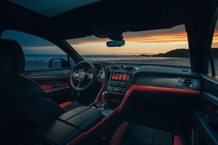 Ngoài những sự thay đổi này, Bentley Bentayga S 2022 còn có một số đặc điểm nhận dạng bên ngoài như vỏ đèn trước/sau màu tối và cánh gió mui cỡ lớn hơn nhằm tăng sự ổn định khi xe chạy ở tốc độ cao. Tiếp đến là những chi tiết ngoại thất màu đen bóng làm điểm nhấn như ốp gương ngoại thất và cánh lướt gió bên sườn. Những chi tiết này mang đến thiết kế thể thao hơn cho mẫu SUV siêu sang này.