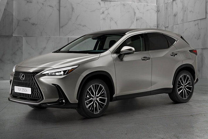 Nằm bên dưới nắp ca-pô của Lexus NX 350h 2022 là hệ truyền động hybrid bao gồm máy xăng 4 xi-lanh, dung tích 2.5L và mô-tơ điện. Hệ truyền động này có công suất tổng cộng 239 mã lực và đồng hành với hệ dẫn động FWD hoặc AWD. Thời gian tăng tốc từ 0-96 km/h của Lexus NX 350h 2022 là 7,2 giây.