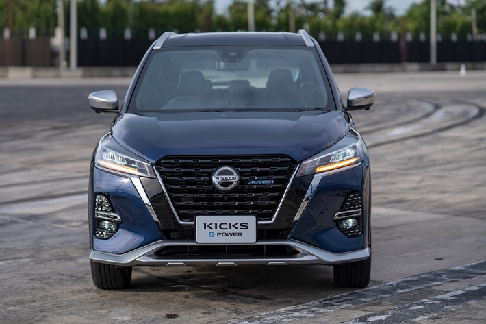 Ngồi vào bên trong Nissan Kicks Autotech 2022, người dùng sẽ bắt gặp hàng loạt trang bị như ghế lái chỉnh độ cao, ghế sau gập 60:40, tay nắm cửa mạ crôm... Màn hình thông tin giải trí 8 inch, hỗ trợ Apple CarPlay/Android Auto, tính năng ra lệnh bằng giọng nói, hệ thống âm thanh 6 loa
