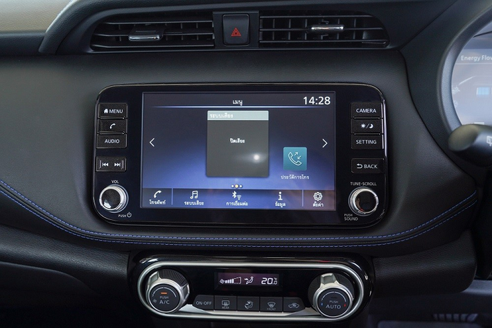 Theo hãng Nissan, xe chỉ tiêu thụ lượng xăng 26,3 km/lít (khoảng 3,8 lít/100 km) trong nội thành. Trong khi đó, lượng xăng tiêu thụ trên đường hỗn hợp của mẫu SUV hạng B dẫn động cầu trước này là 23,8 km/lít (4,2 lít/100 km).