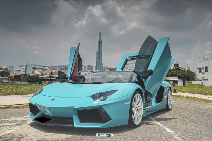 Chiếc Lamborghini Aventador độ Novitec Torado này nguyên bản mang màu xám và đã trải qua nhiều lần thay đổi màu sơn ngoại thất như hồng cá tính, vàng nhám, xanh nõn chuối chủ đạo với những chi tiết lấy cảm hứng từ tranh sơn dầu và cho đến hiện tại xe được khoác “áo” xanh Miami.