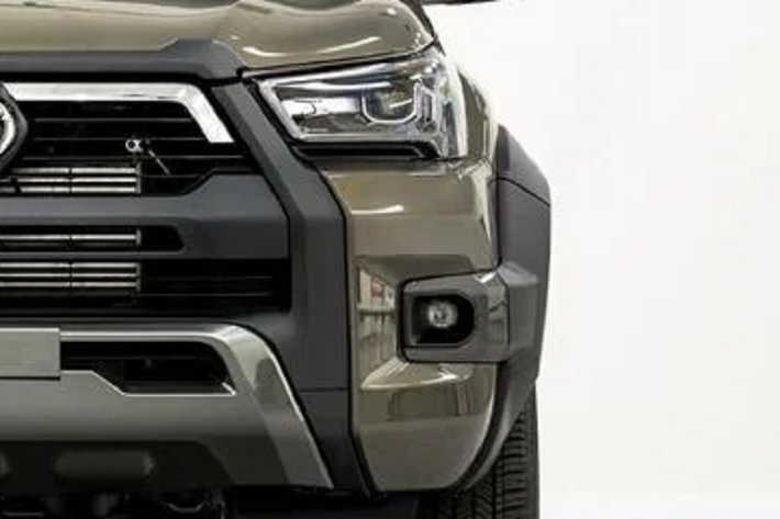 Có thể nhận ra ngay ở phiên bản 2023 này, mẫu xe bán tải Toyota Hilux đã thiết kế hầm hố hơn, vòm bánh xe được mở rộng và nhô ra bên ngoài, đi kèm với phần thân trước mới được nới rộng để phù hợp với cản trước.
