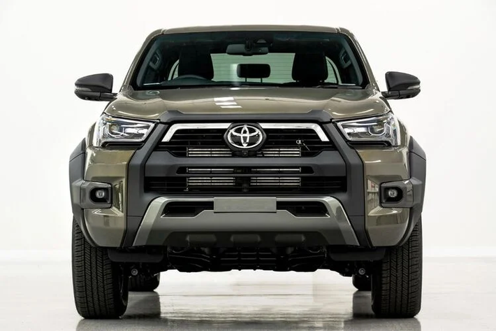 Là phiên cao cấp nhất của Hilux, Rogue 2023 sẽ có chức năng giám sát điểm mù, cảnh báo phương tiện cắt ngang phía sau, ghế bọc da có sưởi, hệ thống âm thanh 9 loa JBL... người mua có thể chọn hệ thống âm thanh 6 loa với mức gía rẻ hơn 750 USD.