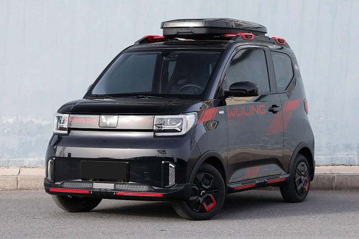 Hiện Wuling Hongguang Mini EV Gameboy 2022 mới vẫn chưa được công bố giá bán chính thức tại thị trường Trung Quốc. Ấy thế nhưng, khách hàng Trung Quốc vẫn đổ xô đặt mua mẫu xe này. Theo đó, trong tuần đầu tiên mở bán, xe đã được hơn 13.601 khách hàng đặt mua. Điều này không có gì lạ vì so với bản thường, xe sở hữu thiết kế phong cách hơn hẳn.