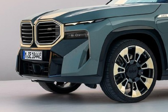 Không chỉ mạnh mẽ, BMW XM 2023 còn có hệ thống chống lật chủ động với thanh cân bằng điều khiển điện tử tiêu chuẩn và hệ thống đánh lái cầu sau. Đây là mẫu xe BMW M đầu tiên được trang bị hệ thống đánh lái này. Tương tự phiên bản concept, BMW XM 2023 cũng sở hữu thiết kế ngoại thất táo bạo và gây tranh cãi.