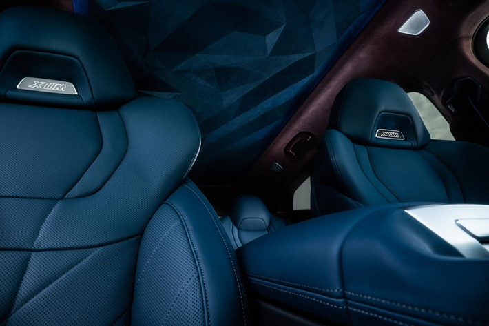 Trong đó, mặt táp-lô và cụm điều khiển trung tâm của BMW XM 2023 không khác quá nhiều so với X7 phiên bản nâng cấp. Ngoài ra, xe còn có bảng đồng hồ kỹ thuật số nối liền với màn hình cảm ứng trung tâm. Tuy nhiên, khác với BMW X7, XM vẫn dùng cần số thông thường. Mặt táp-lô và tappi cửa có thể bọc bằng chất liệu da Merino màu nâu cà phê cổ điển tùy chọn. Trong khi đó, ghế cũng như nửa dưới của mặt táp-lô và tappi cửa được bọc da màu xanh Deep Lagoon tương phản. Riêng trần xe được bọc da với họa tiết đẹp mắt.