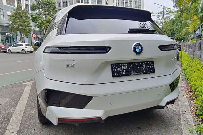 Mức giá xe BMW iX xDrive40 2022 tại Việt Nam hiện vẫn là một ẩn số, tuy nhiên tại thị trường nước ngoài BMW iX chạy điện có giá bán từ 92.600 USD (khoảng 2,13 tỷ đồng).