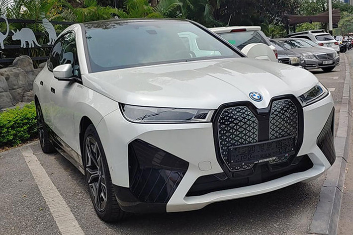 Được giới thiệu lần đầu tiên vào tháng 6/2021 và bắt đầu bán rộng rãi từ 2022, BMW hứa hẹn đây sẽ là mẫu xe "tái định nghĩa" trải nghiệm lái xe trong kỷ nguyên xe điện mới của BMW. Đây là thế hệ xe điện được xây dựng trên nền tảng hoàn toàn mới, và được phát triển hoàn toàn độc lập mà không chia sẻ với bất kỳ mẫu xe nào khác