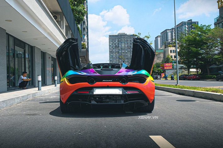 Di chuyển ra phía sau, McLaren 720S Spider được trang bị cánh gió đuôi chủ động giúp tăng lực ép xuống đường khi cần, cùng hệ thống ống xả đặt cao lạ mắt - đã được chủ nhân nâng cấp lên hệ thống ống xả hiệu Ryft để cho ra âm thanh uy lực hơn, mạnh mẽ hơn.