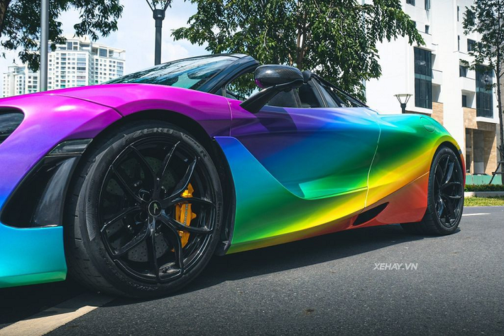 Phần mui cứng trên McLaren 720S Spider có thể thu vào với cơ chế gập điện nâng/hạ chỉ trong 11 giây, nhanh hơn 6 giây so với đàn em 650 Spider. Đặc biệt, phần mui này có thể hoạt động ở tốc độ lên tới 50 km/h, hơn hẳn 650 Spider (phạm vi 30 km/h) và cũng hoạt động êm ái gấp đôi so với Super Series mui trần thế hệ đầu tiên.